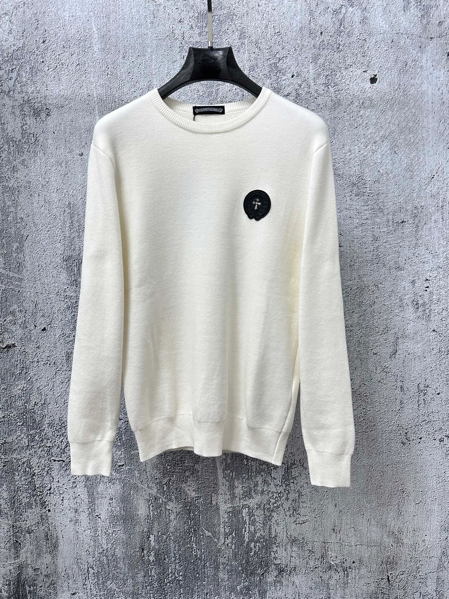P300 [Chrome Hearts] Chrome Hearts 2025 new autumn and winter knitted fleece sweater is simple and elegant, easy to match and versatile, extremely high-grade, perfectly integrated into fashion and style, a top fashionable style that is perfect for outer wear! The whole thing gives people a natural feeling! The ultimate classic versatile short-sleeved T-shirt, using the latest three-dimensional logo elements to highlight the concave and convex texture! The ultimate heavy work, the ultimate perfection! Size: S-3XL